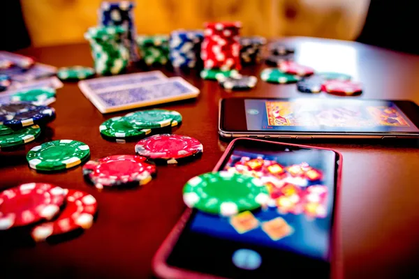 A professional dealer in a tuxedo greeting players at the roulette table, symbolizing the authentic live casino feel at TK99.
